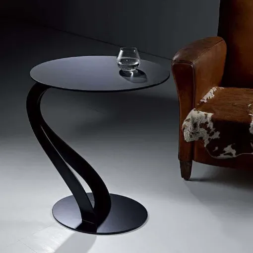 Tavolino di design con struttura in acciaio verniciato e ripiano in vetro temperato con finitura acidata Swan di Pezzani