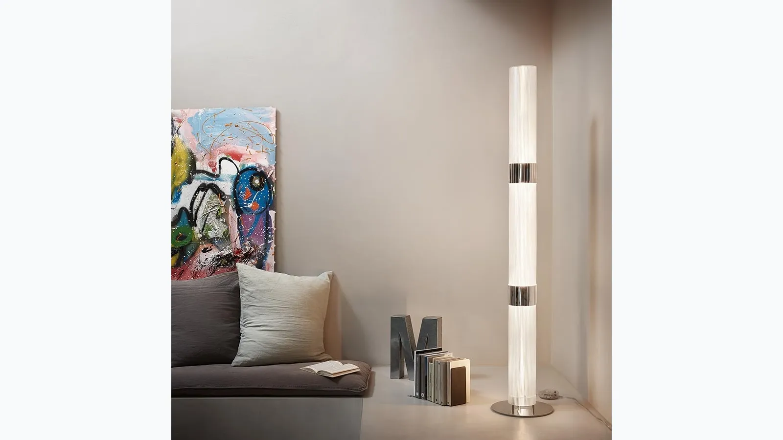 Lampada elegante e versatile con base in acciaio La Lollo Floor di Slamp