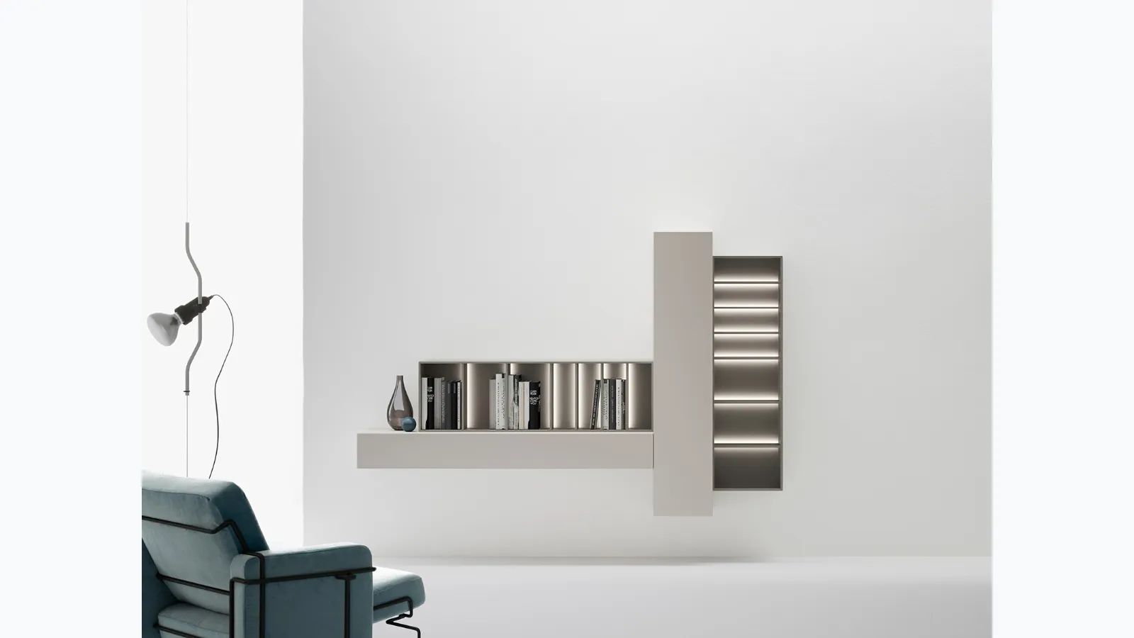 Libreria di design sospesa caratterizzata da moduli orizzontali e verticali aperti e chiusi che si intrecciano di Caccaro