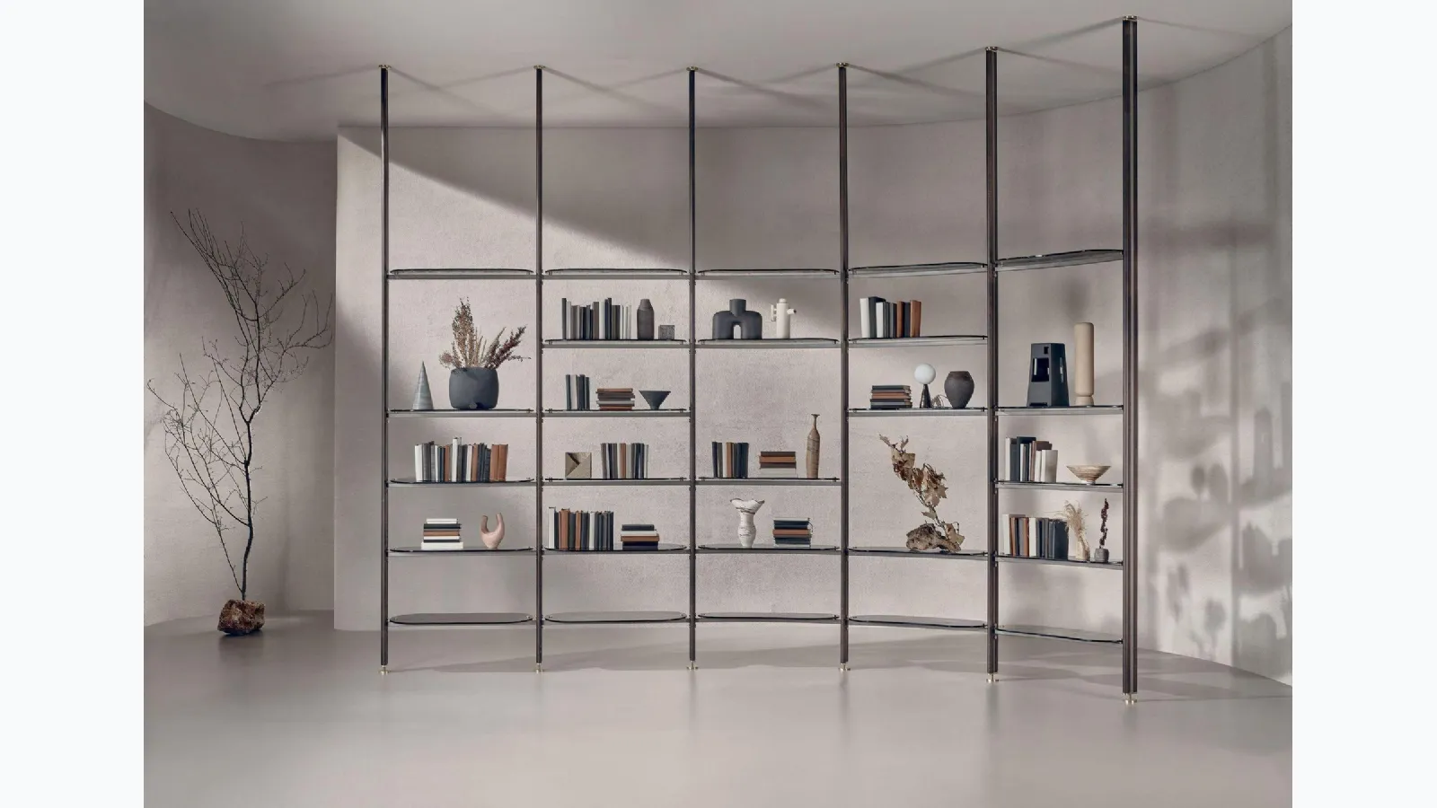 Libreria divisoria Stem in legno e metallo con mensole in vetro di Nature Design