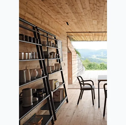 Libreria Suite inclinata in legno con ripiani in metallo di Midj