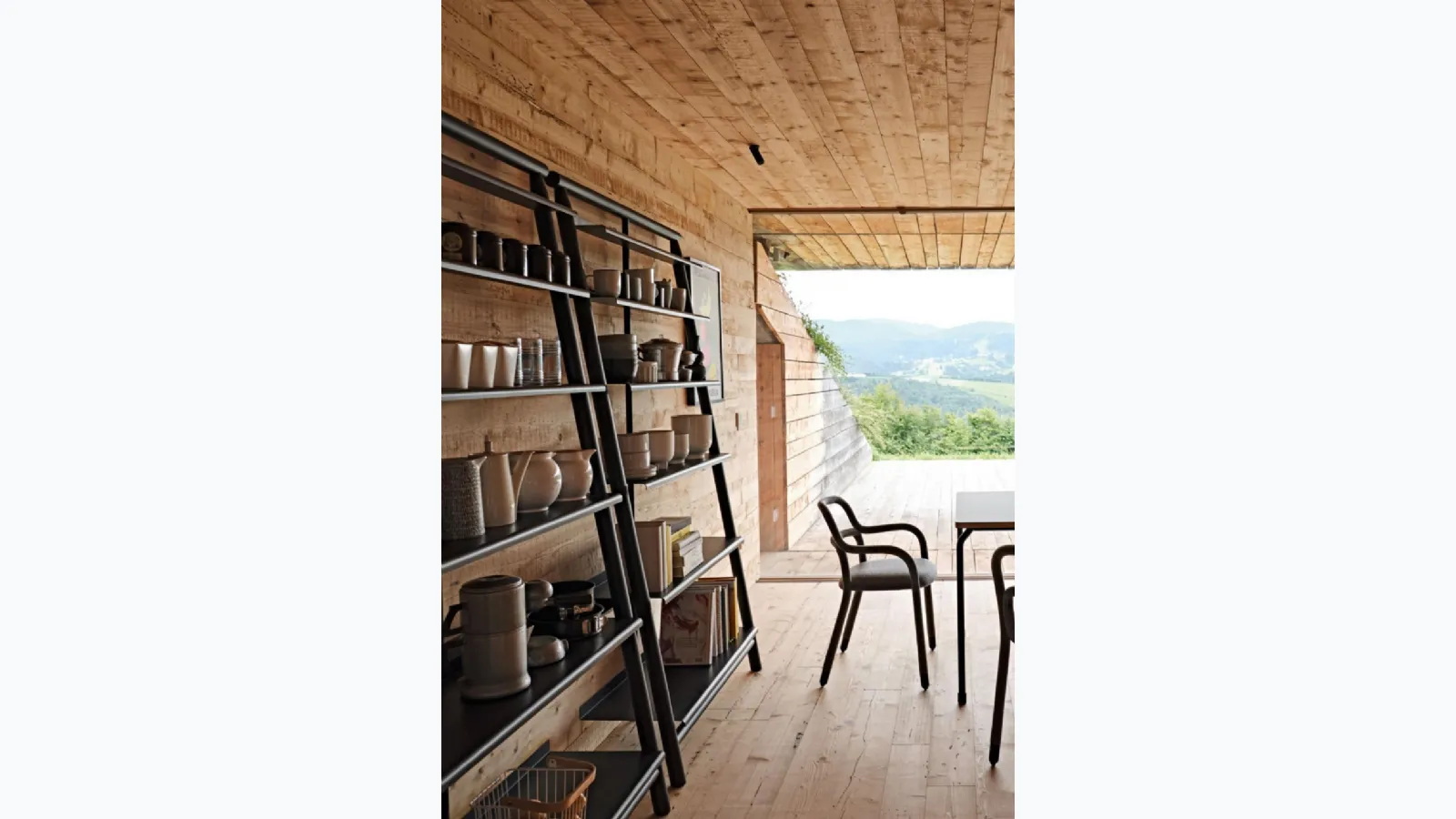 Libreria Suite inclinata in legno con ripiani in metallo di Midj