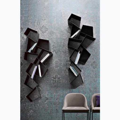 Libreria a parete W Su Line composta da poligoni irregolari in metallo di Ronda Design