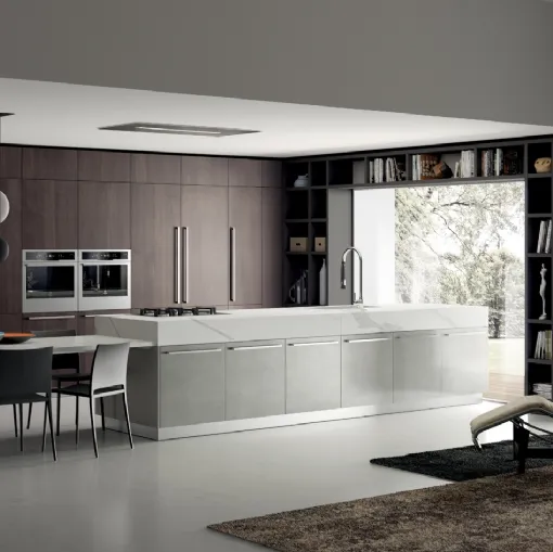 Cucina Moderna Mood in Noce Saxony e laccato Stained Alluminium di Scavolini