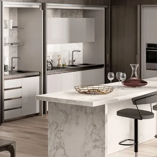 Cucina salvaspazio con isola centrale Boxi in laccato lucido Grigio Chiaro di Scavolini